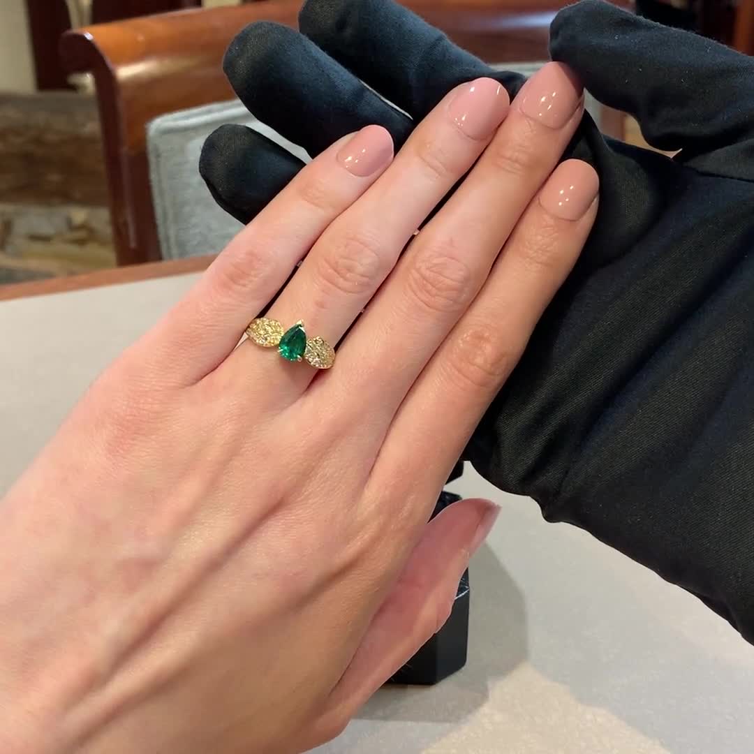 Tiara 1.06ct Emerald Solitaire Ring in 18ct Yellow Gold 