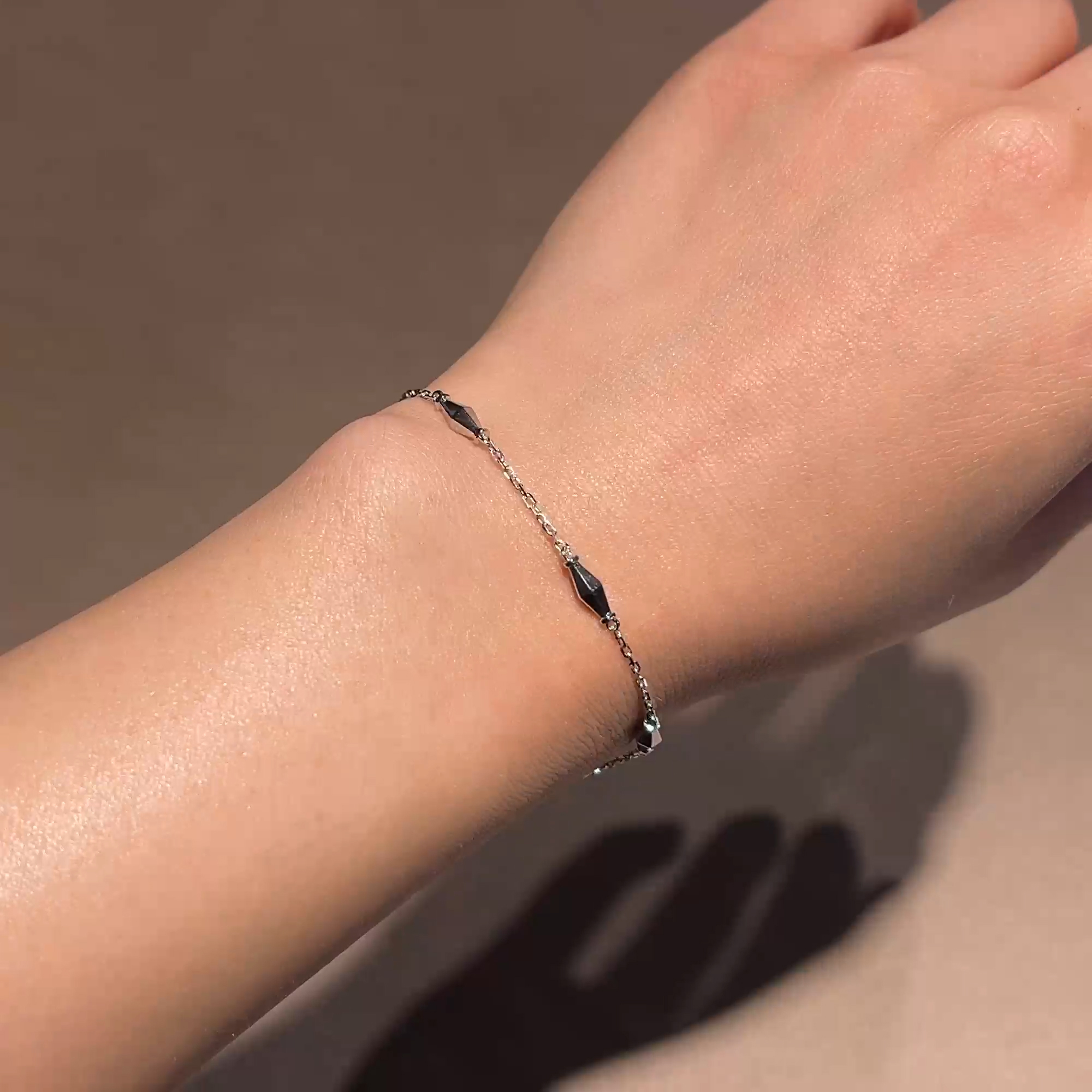 Mini-Cleopatra Gold Faceted Barrel Link Chain Bracelet in 18ct White Gold