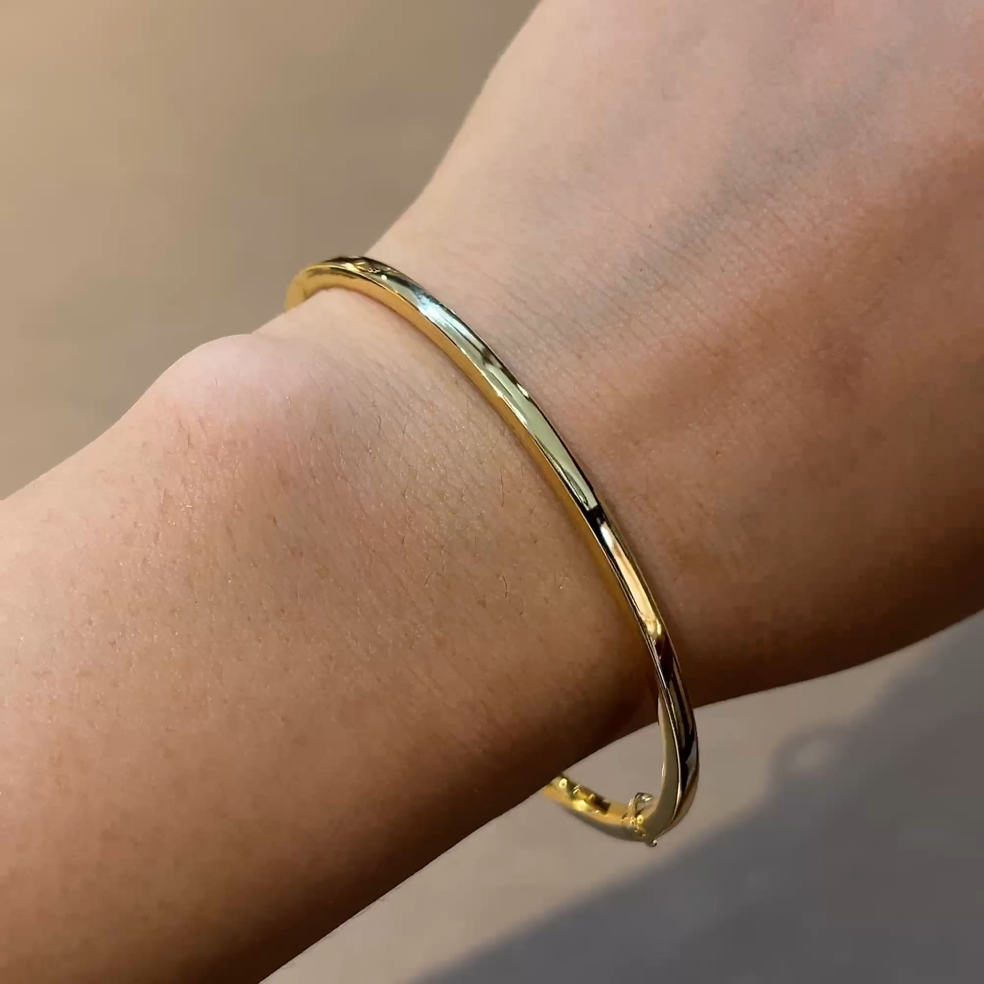 Plain Polished 3mm Square Edged Oval Bangle in 18ct Yellow Gold