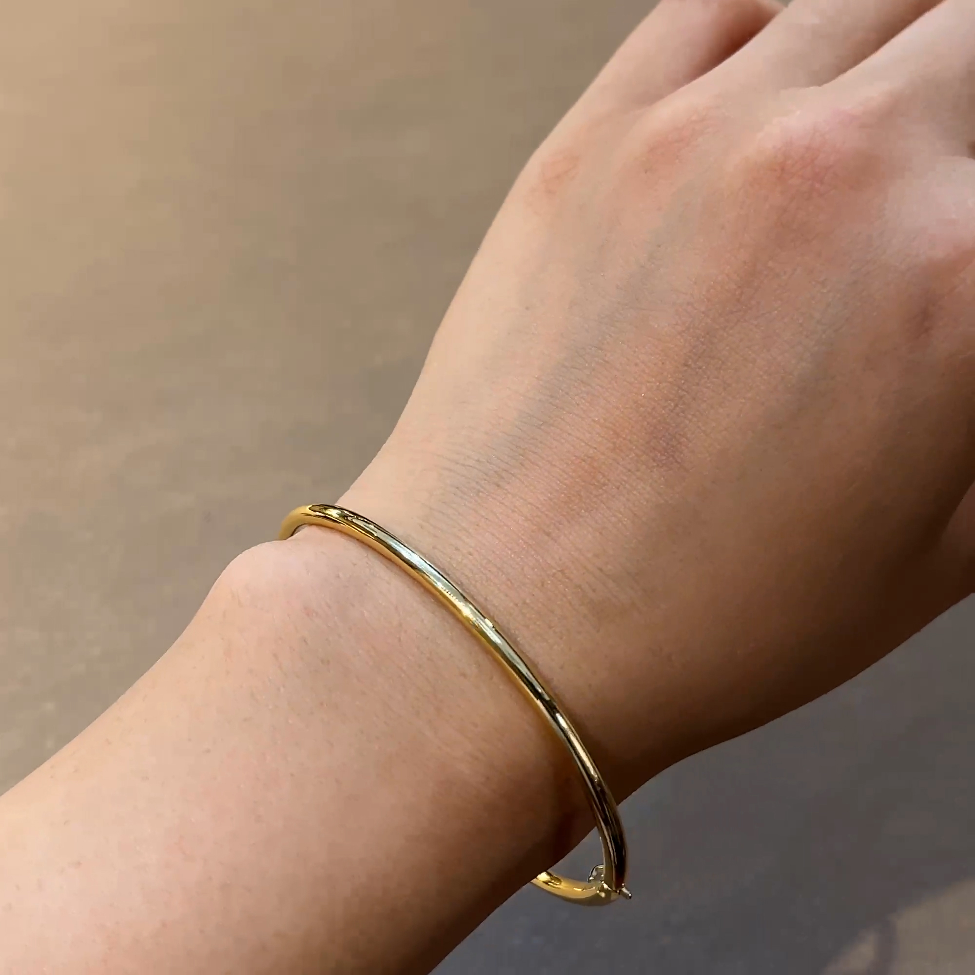 Plain Polished 3mm Round Edge Oval Bangle in 18ct Yellow Gold