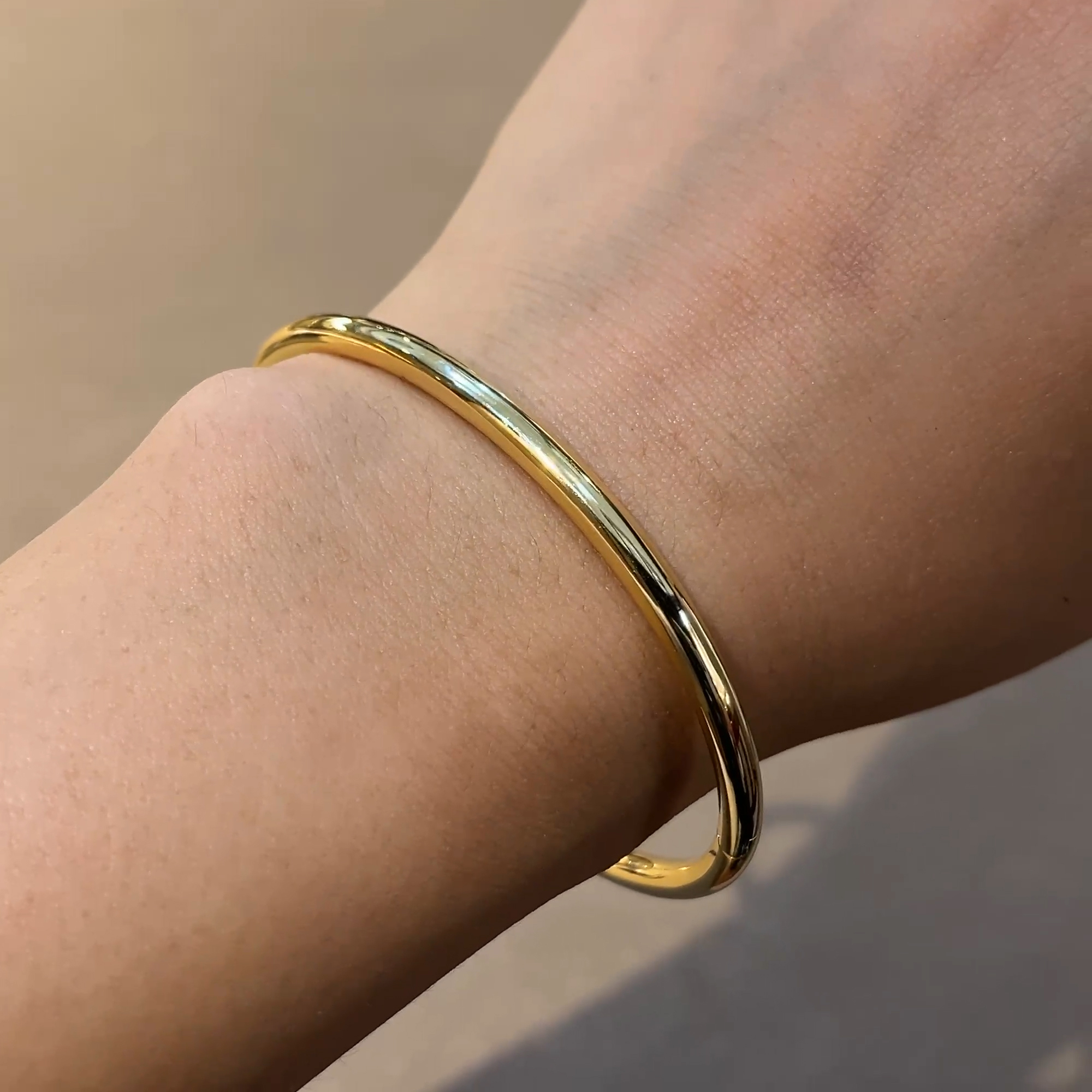 Plain Polished 4mm Round Edge Bangle in 18ct Yellow Gold