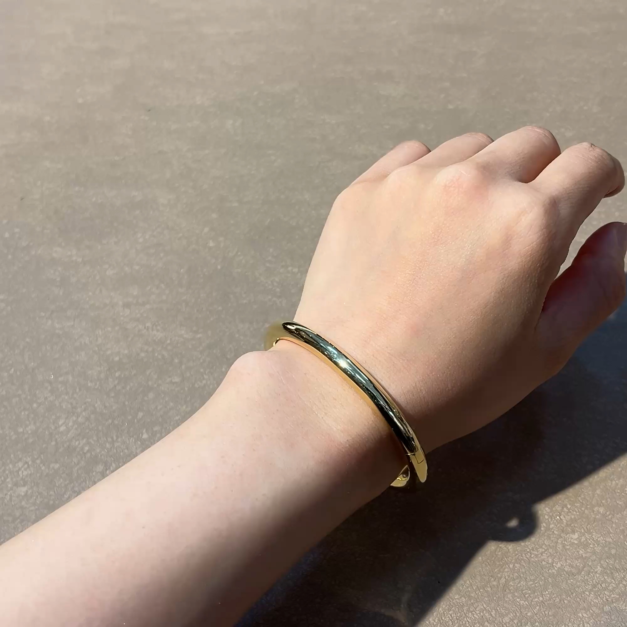 Plain Polished 6mm Round Edge Oval Bangle in 18ct Yellow Gold