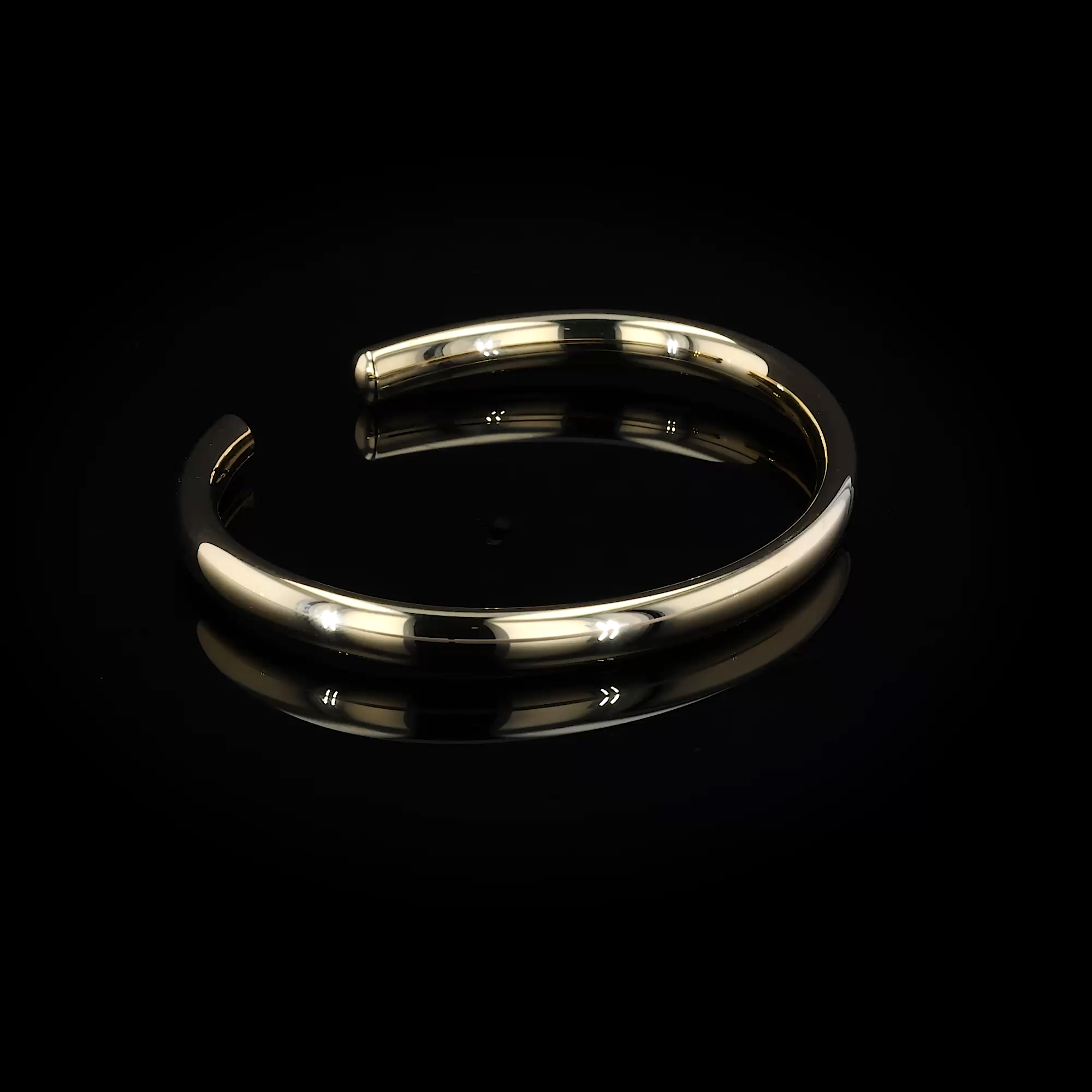 Yellow Gold Polished Oval Bangle in 18ct Yellow Gold