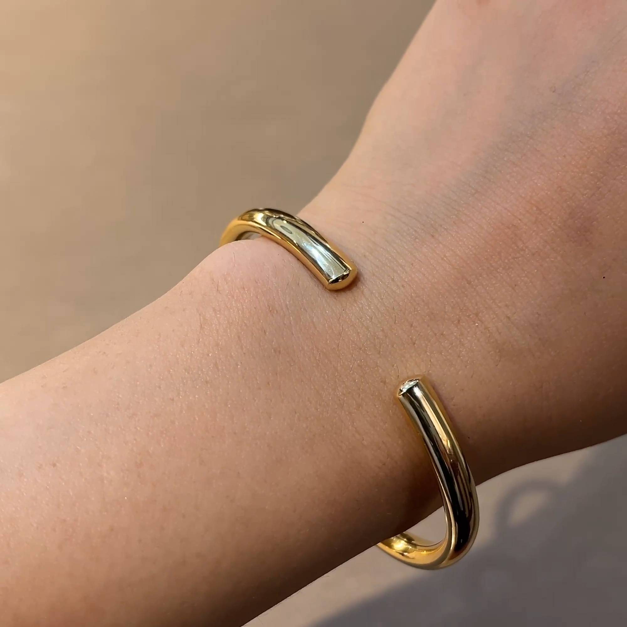 Yellow Gold Polished Oval Bangle in 18ct Yellow Gold