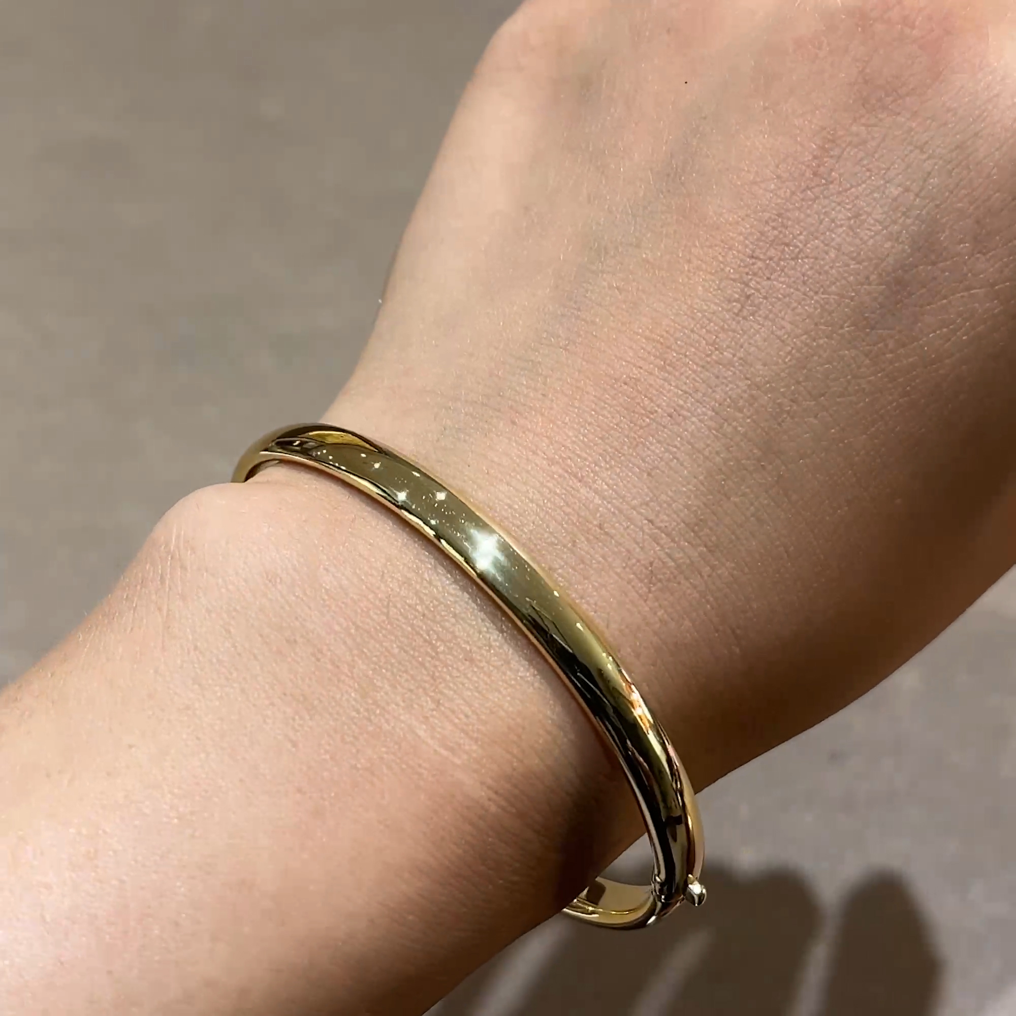 Plain Polished 6mm Oval Bangle in 18ct Yellow Gold