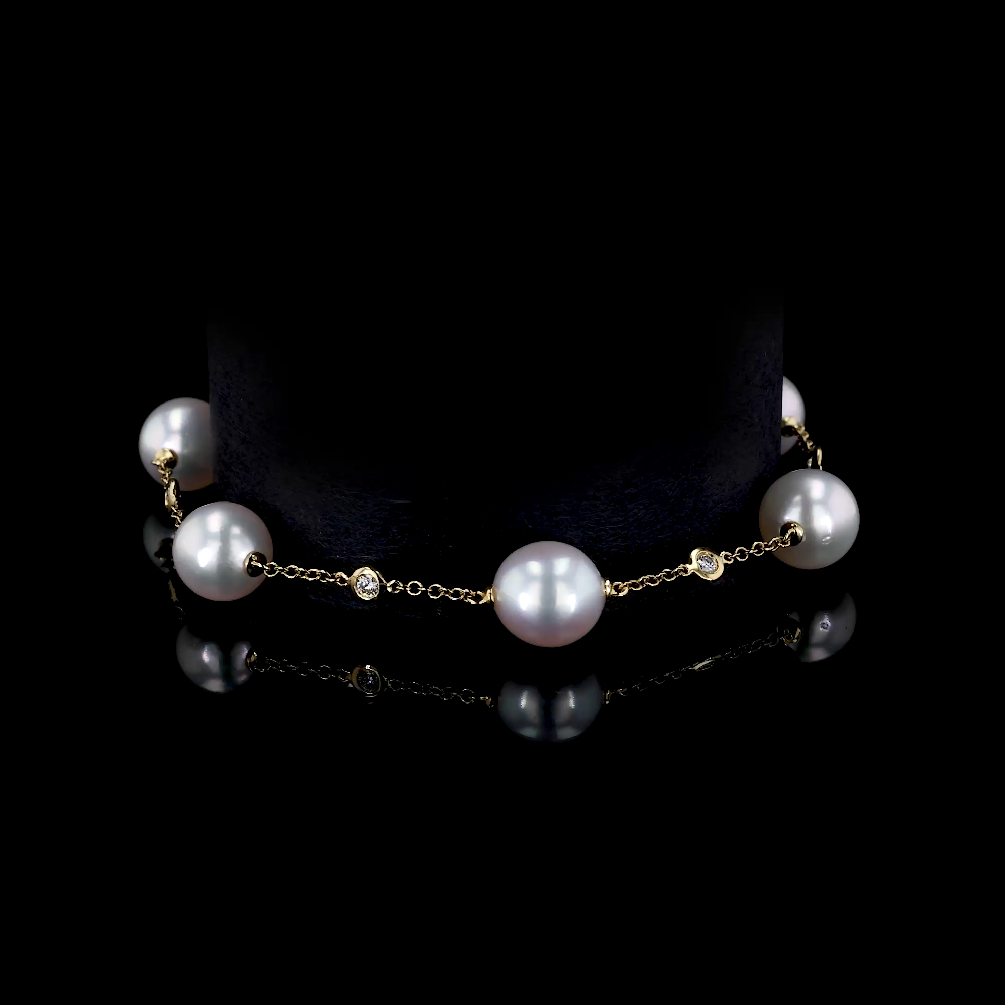 Akoya Pearl Bracelet with Brilliant Cut Diamonds in 18ct Yellow Gold