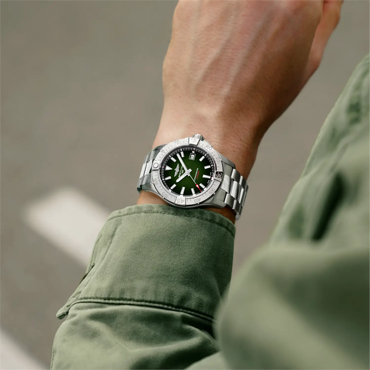 Breitling Avenger Automatic 42 42mm, Automatic, Steel_10
