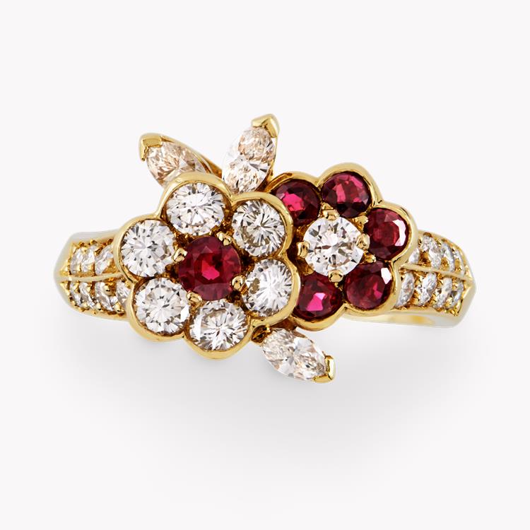 Contemporary Van Cleef & Arpels Diamond & Ruby Ring in Yellow Gold Brilliant Cut Cluster Ring, with Diamond Band_2