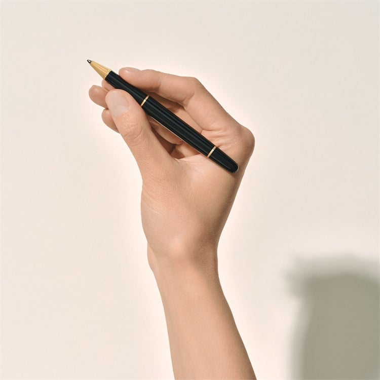Montblanc Meisterstück Gold-Coated Classique Rollerball 132457_10