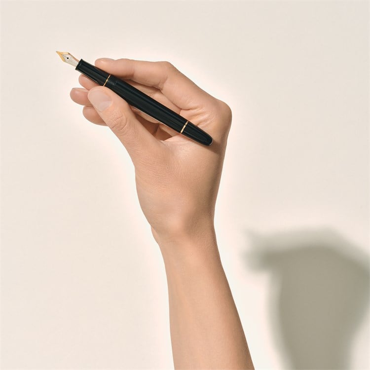 Montblanc Meisterstück Gold-Coated Classique Fountain Pen Size M, 132464_10