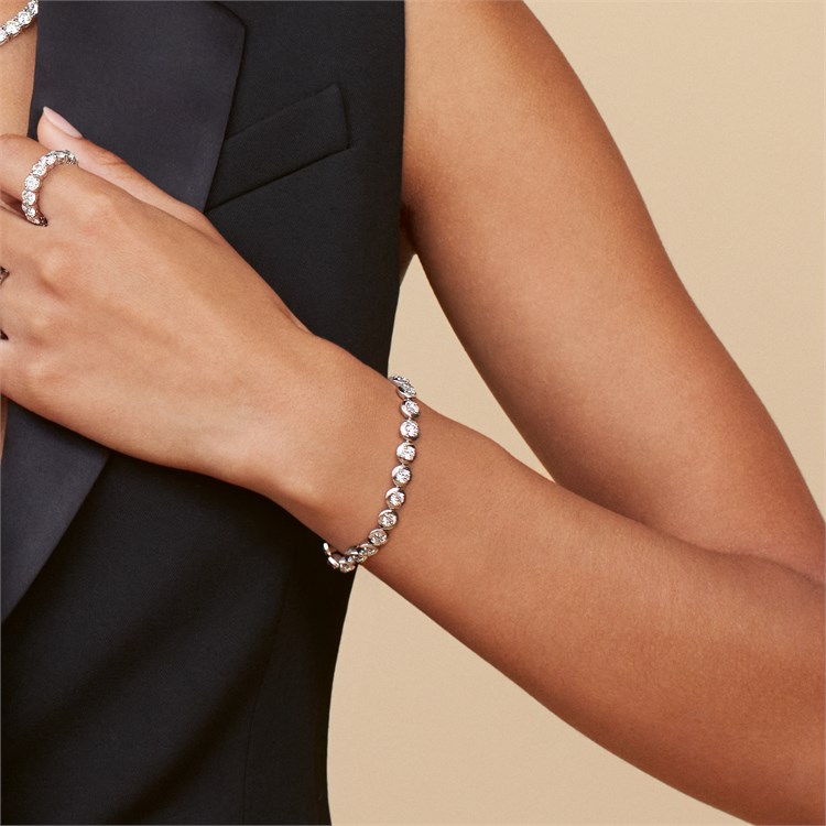 Skimming Stone 7.95ct Botswana Diamond Line Bracelet Brilliant cut, Claw set_10