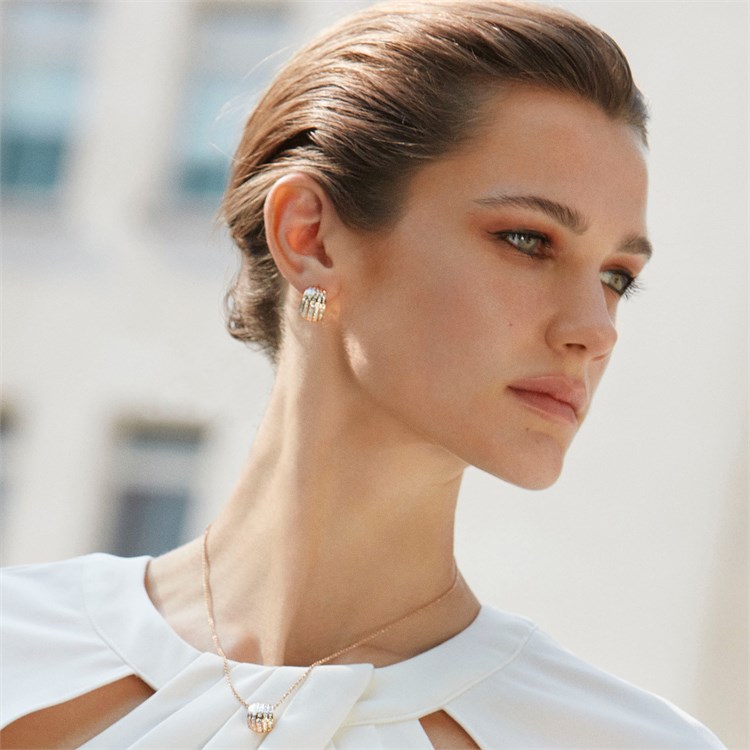 Manhattan Classic Huggie Earrings Carré & French Cut, Channel Set_10