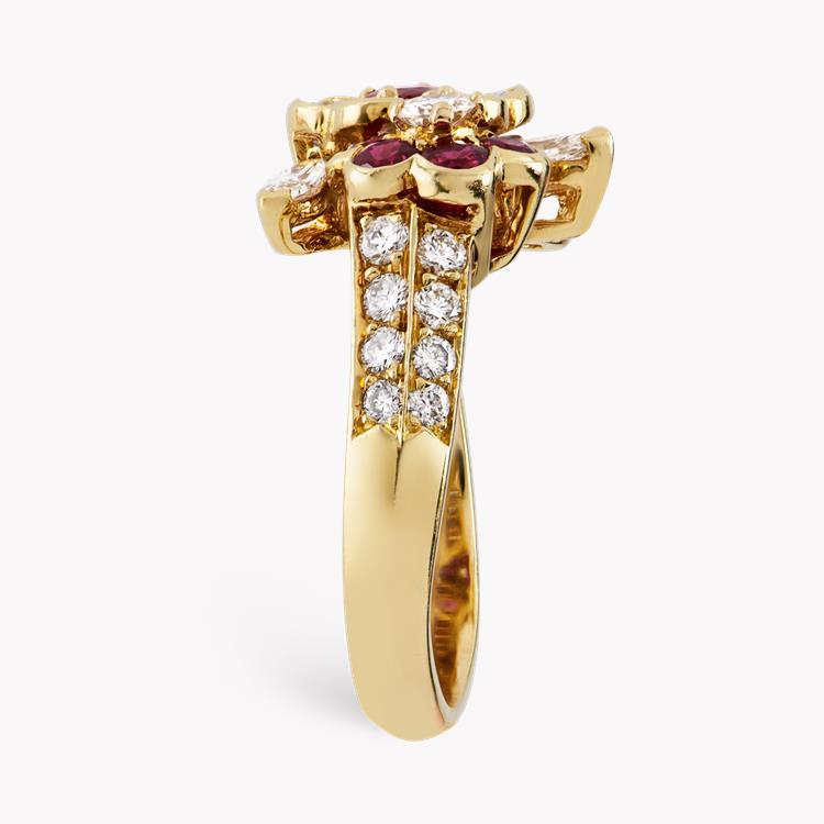 Contemporary Van Cleef & Arpels Diamond & Ruby Ring in Yellow Gold Brilliant Cut Cluster Ring, with Diamond Band_4
