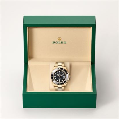 Submariner Date, Oyster, 41 mm, yellow gold watch inside presentation box
